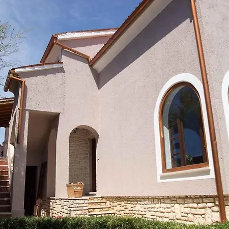 Three-bedroom In I *